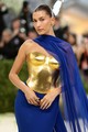 Hailey Bieber a tőle már megszokott, letisztult eleganciával érkezett az év legnépszerűbb eseményére