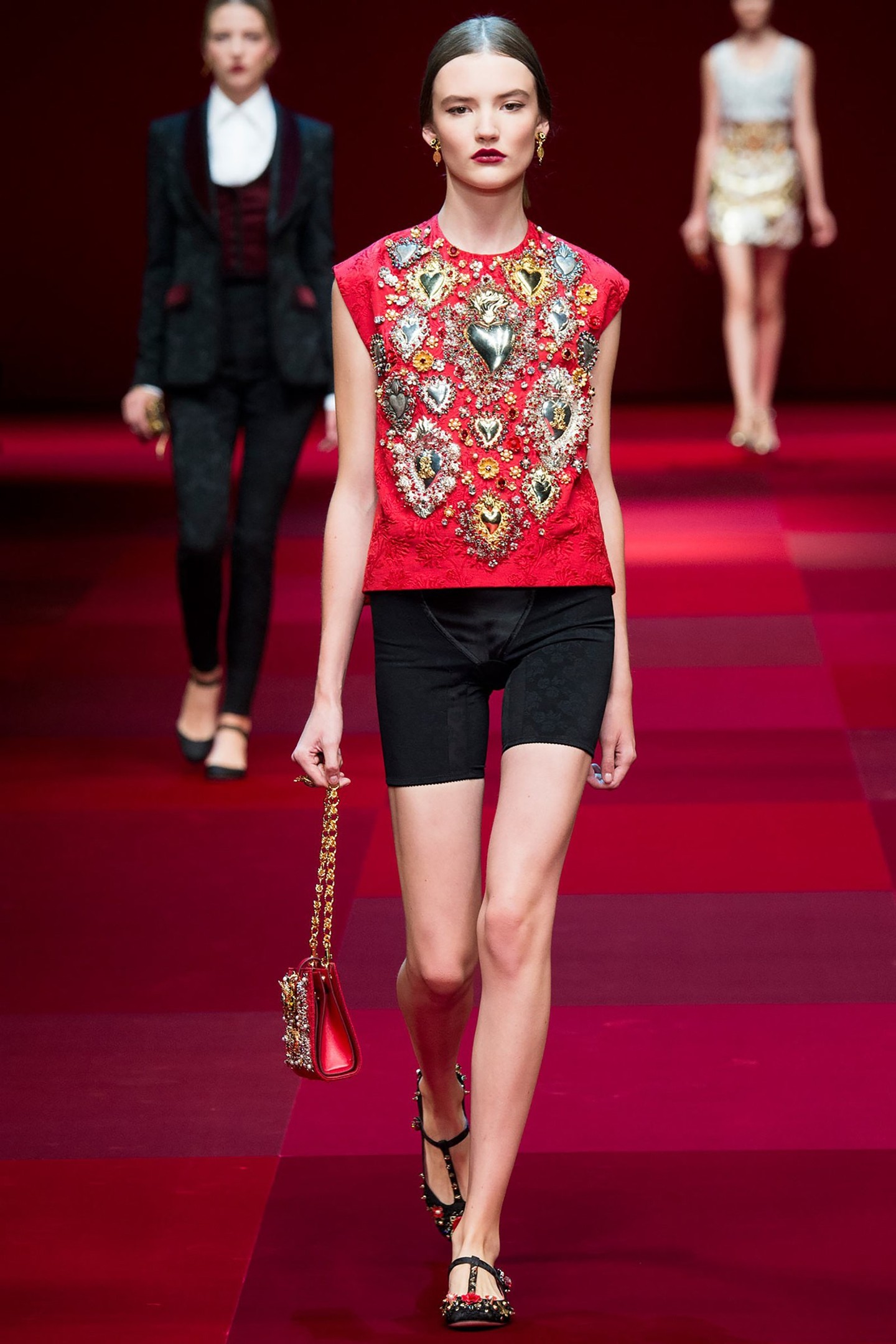 2015-ben a Dolce&Gabbana tervezőpáros is kifutóra küldte a szíveket, a tőlük megszokott, túldíszített formában.