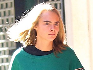 Smink nélkül, mackóban Cara Delevingne sem tűnik topmodellnek