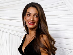 Amal Clooney csipkés meztelenruhája valami álomszép, merész, mégis kifinomult