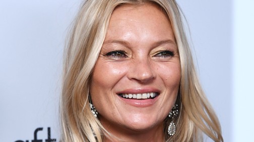 45 évesen is cicit villant a vörös szőnyegen Kate Moss