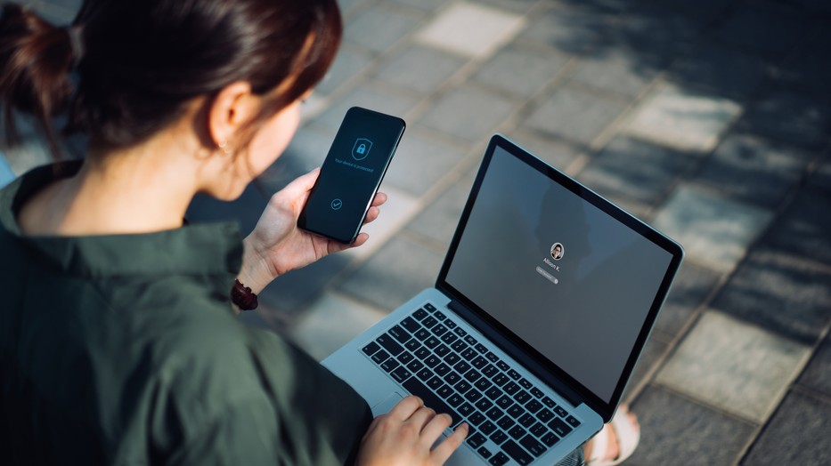 Kik a kiberbűnözők, akiknek gyakran ezüsttálcán kínáljuk fel magunkat?