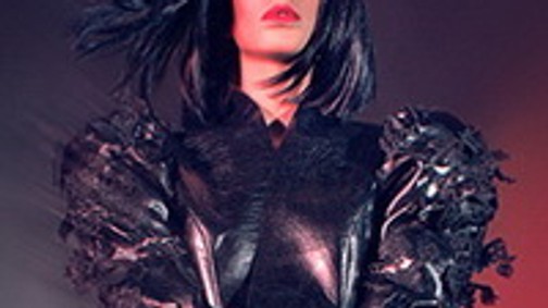 Bemutatunk egy szemtelenül tehetséges divattervezőt