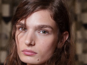 Felejtsd el végre a vastag sminket – a bőröd is megérdemli a nyári szabadságot