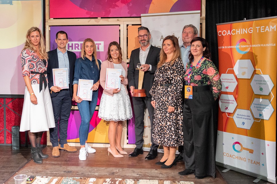 Négy gyermekes fiatal édesanyát díjaztak az Év fiatal női vezetőjeként