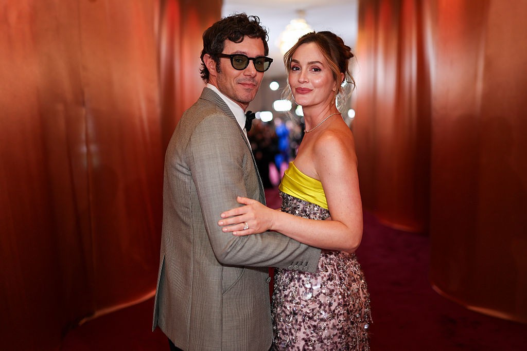 Adam Brody és Leighton Meester - A képernyőn a sármos rabbit alakító Adam Brody a magánéletben egy másik kultikus sorozat sztárjával él boldog házasságban: 2014 februárjában vette feleségül a Gossip Girl Blair Waldorfjaként megismert Leighton Meestert. A pár útjai a kétezres évek elején keresztezték egymást egy Los Angeles-i büfében, köszönhetően a mindkettőjük tinisorozatát jegyző producernek, Josh Schwartzcsnak. Ma már két gyermek büszke szülei: kislányuk, Arlo 2015-ben, kisfiuk pedig 2020-ban jött a világra. A Bármit, csak ezt ne második évadában ráadásul Meester is feltűnik mint Joanne gyerekkori riválisa, Abby.