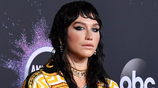 Egy szál bugyiban ünnepelte Kesha a 10 éves slágerét