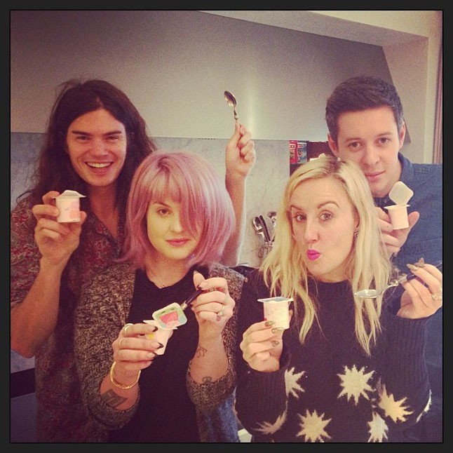 Kelly Osbourne-ék joghurttal ünnepelnek.