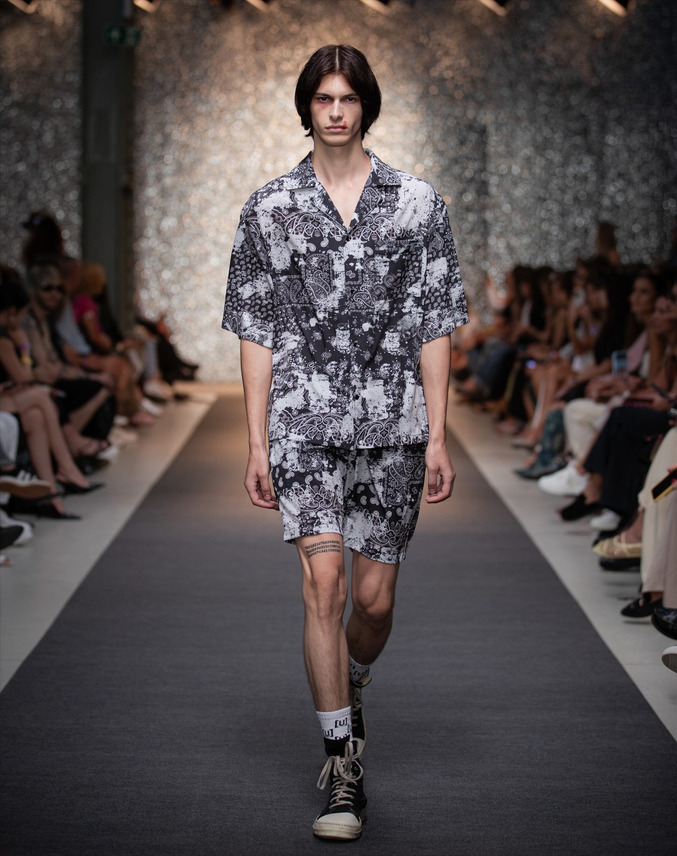 A ruhadarabok között oversized pólók, rövidnadrágok és fenntartható anyagokból készült egyedi darabok is szerepeltek