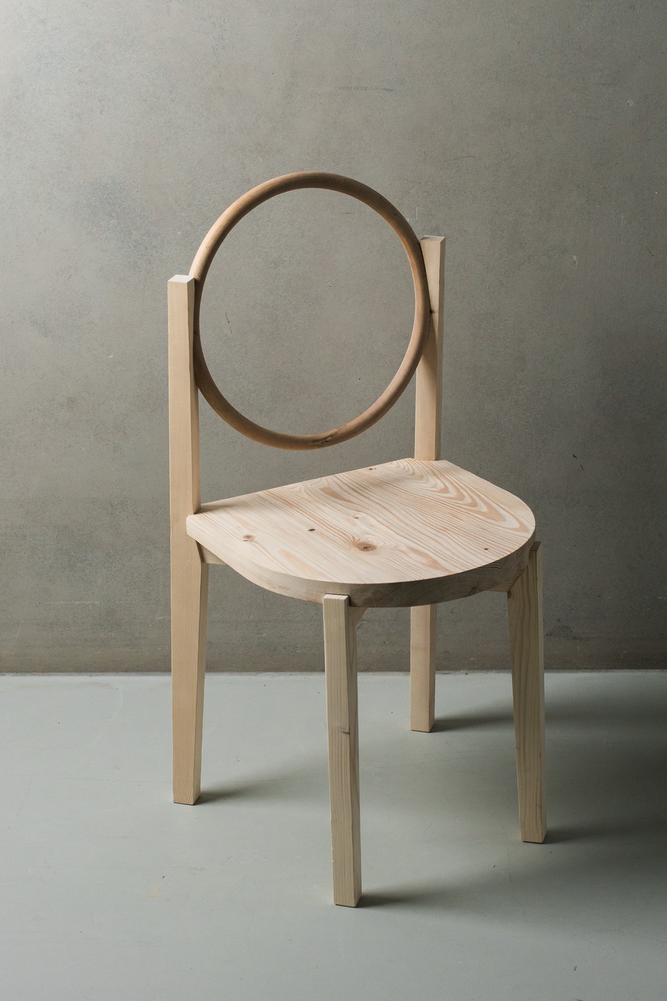 Tass Vince: Thom. A projekt célja egy bútor megtervezése volt egy kiválasztott Thonet alkatrész felhasználásával. Az elkészült szék robusztus, erőteljes formákból épül fel, amelyek közé a gőzzel hajlított Thonet-gyűrű enyhén megdöntve, háttámlaként illeszkedik. A gyűrű filigrán, légies jellege kontrasztot alkot a masszív szerkezettel, így kap hangsúlyos szerepet a kompozícióban.