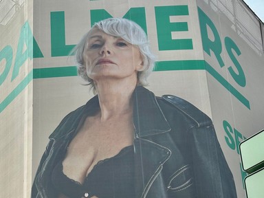 Bréking: egy szál bugyiban és melltartóban egy ötven feletti nő