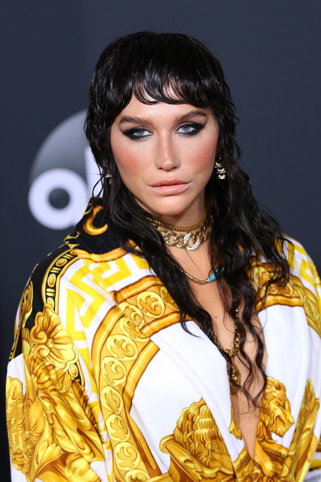 Kesha a vizes hatásra szavazott, no meg a vadító füstös szemekre.