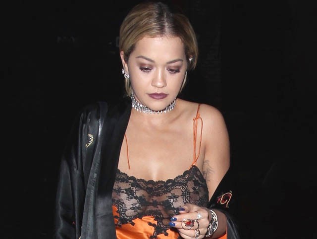 rita ora, bella hadid, cici, cicivillantás, mellmutogatás, keblei, melle