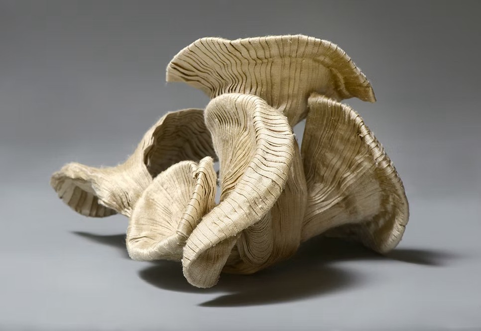 Földi Kinga művészeti pályafutása során a rokokó stílusból inspirálódva háromdimenziós szobrászi kompozíciókat alkotott.