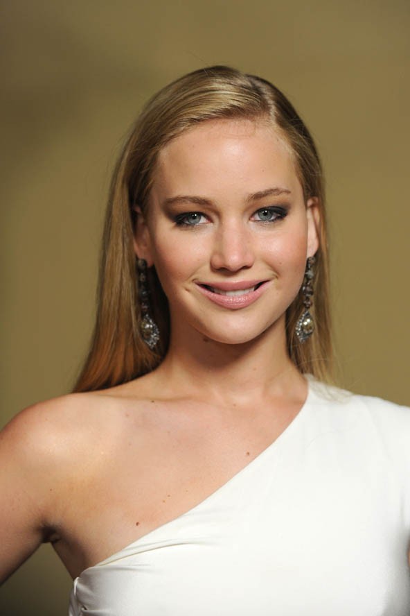 Tökéletes választás az egyenes, oldalt elválasztott, hátradobott fazon.