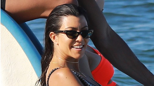 Kourtney Kardashian mellvillantós fürdőruhájától felforrt az internet