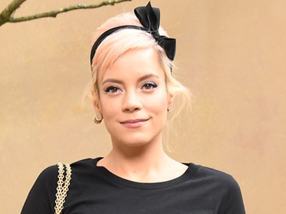 18+ Őrület! Lily Allen a puncijával reklámozza az új albumát, és tényleg, telibe látszik minden