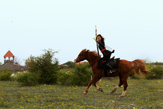 Férfiakat megszégyenítő kitartással hódol szenvedélyének a magyar lovasíjász lány!