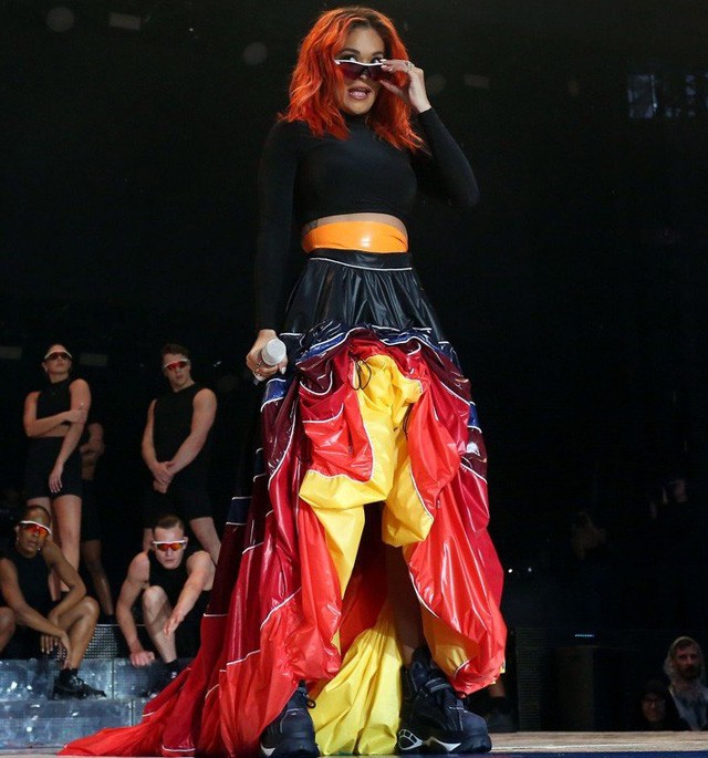 Rita Ora punciszoknyában