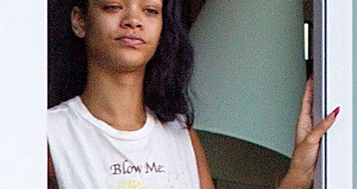 Ilyen Rihanna smink nélkül, ágyból kelve