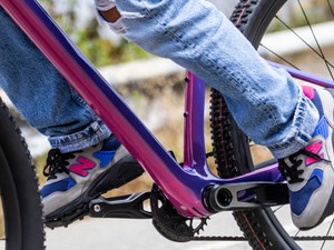 Szenzációs kollaboráció: a Levi’s és a New Balance a Mountain bike-os kultúra előtt tiszteleg