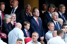 György herceg és Vilmos herceg összeöltöztek a rögbi-világbajnokságra. Sötétkék öltönyt és piros nyakkendőt viseltek