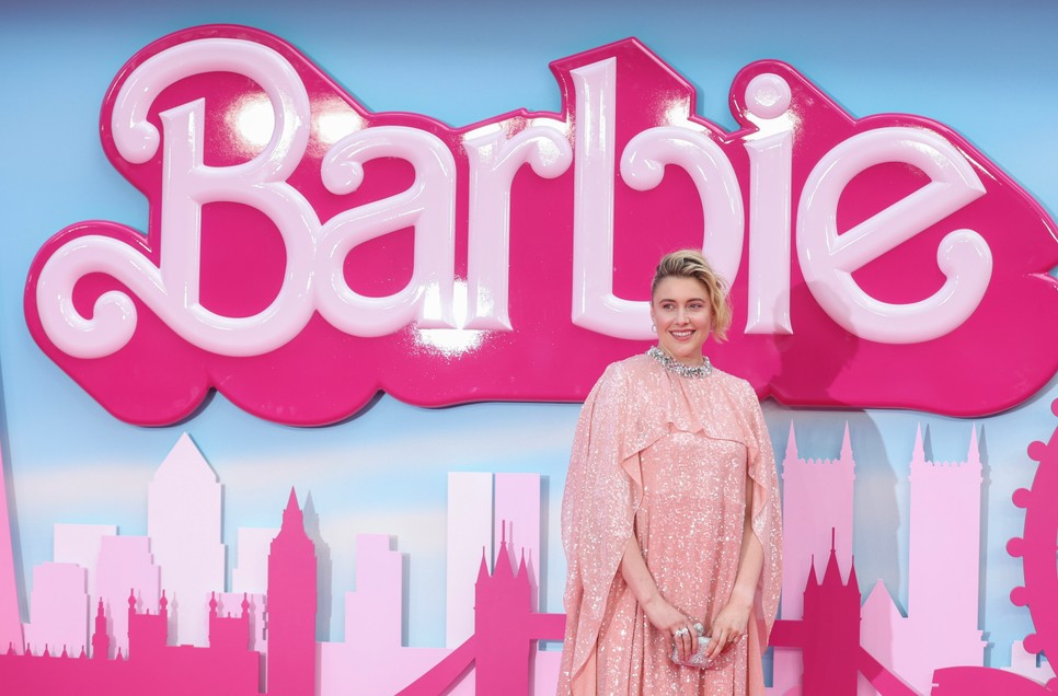 Greta Gerwig rózsaszín szőnyeges bevonulása a Barbie c. film európai premierjén