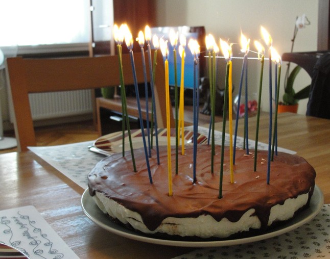  Elkészült, 24 gyertyával a tetején.