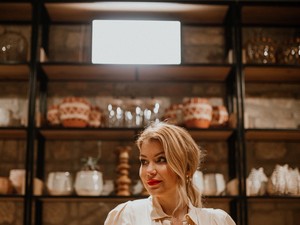 Nagy Kata a város legmenőbb helyére látogatott ma el egy gyönyörű selyemruhában