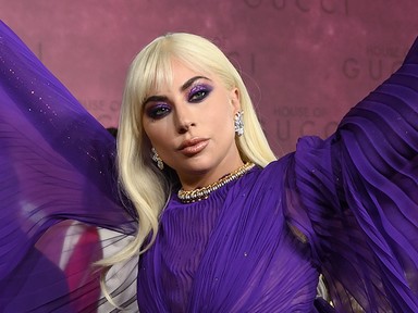 Lady Gaga uralta a vörös szőnyeget A Gucci-ház londoni premierjén