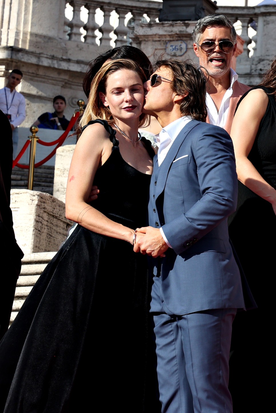 Tom Cruise és Rebecca Ferguson átölelik egymást a Mission: Impossible 7. részének római premierjén