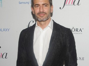 Neonáci jelkép Marc Jacobs pólóján
