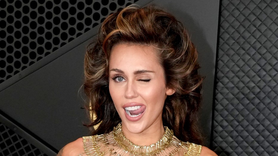 Miley Cyrus észbontó ruhában jelentette be a hírt, amire mindenki várt