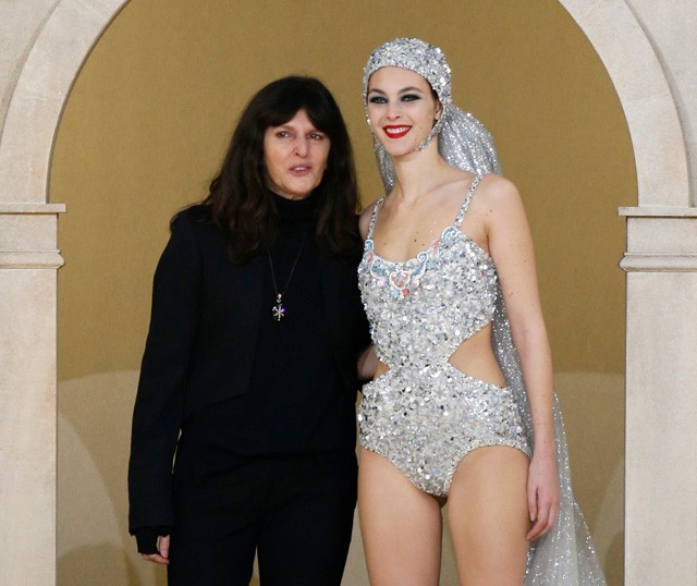 Virginie Viard és Vittoria Ceretti a Chanel show-ján