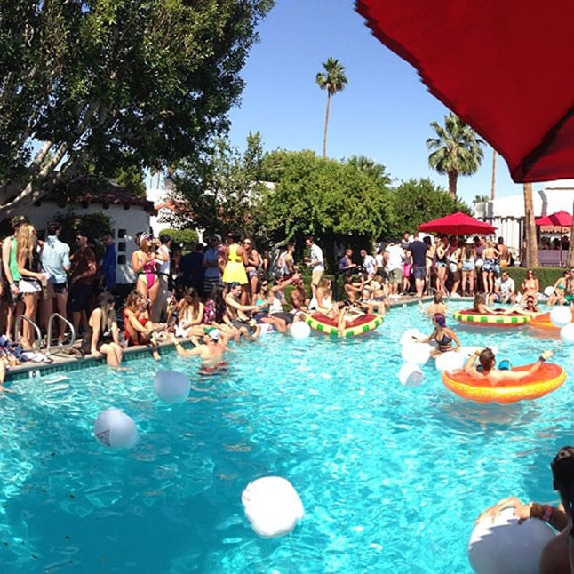 Ilyen medencés bulik kísérik a fesztivált. Ott lennél vagy ott lennél?