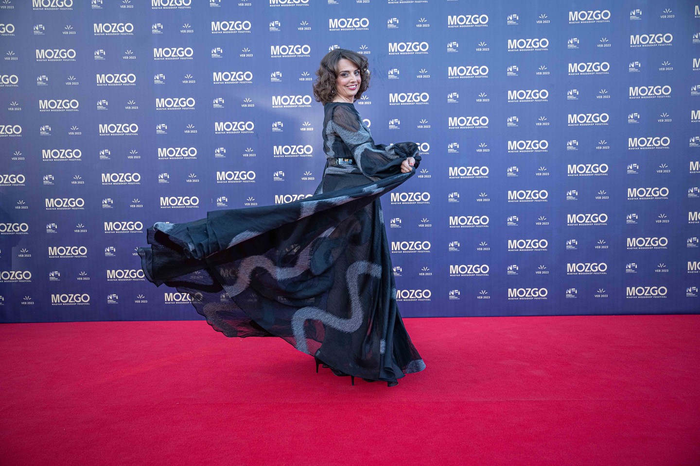 Seres Gerda műsorvezető egy MERO – Mérő Péter kreációban tündökölt, a sejtelmes maxiruha uszálya egész este könnyedén hömpölygött körülötte