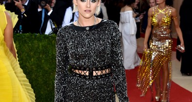 Kristen Stewart szőke tincsekkel a Met gálán