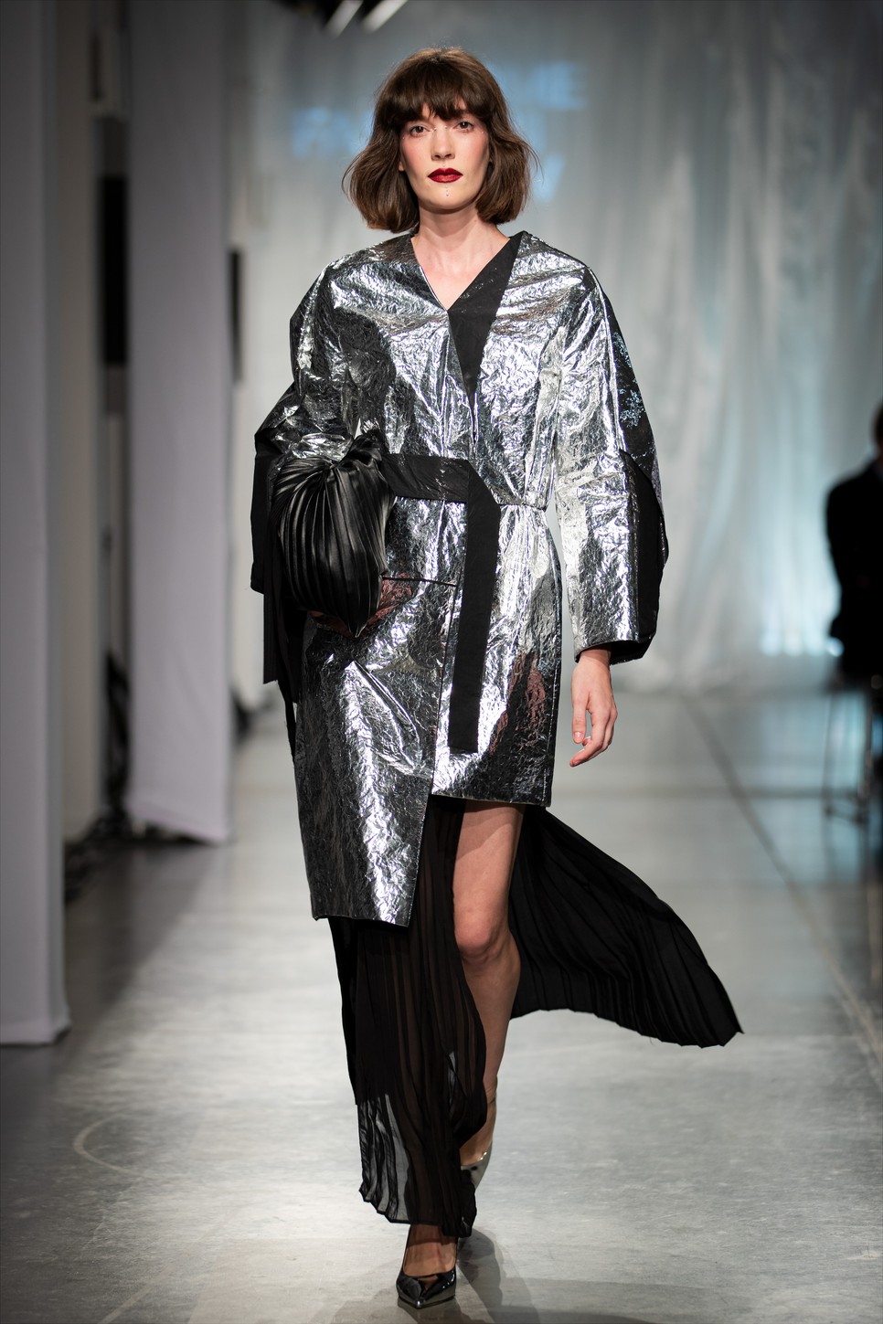 Borcsik Liza tervezte öltözék, mely a tükör reflekszióját használta inspirációként