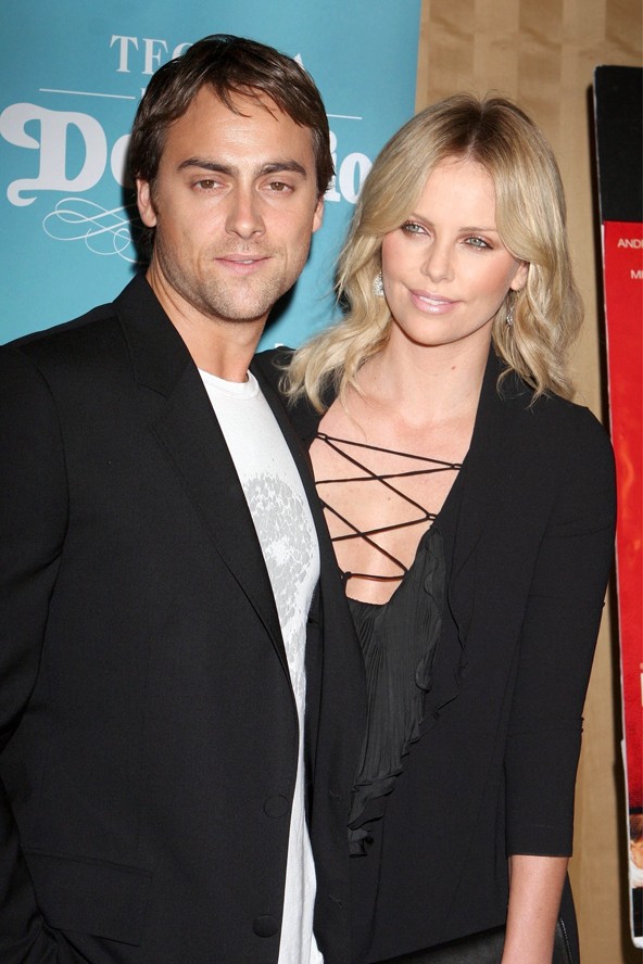 A páros 2010-ben vetett véget a majdnem egy évtizedes kapcsolatuknak. "Nagyon akartam, hogy újra megpróbáljuk és, hogy működjön. Ez volt a prioritás", mondta Charlize Theron a Vogue-nak 2011-ben. Kíváncsiak lennénk, hogy azóta mennyit változtak a prioritásai. Az, hogy a színésznő most már anyuka, újdonságot vinne a kapcsolatukba, melyet Stuart Townsend így jellemzett egykor: "Szeretjük egymást és együtt akarjuk tölteni az életünket". Van arra bármi lehetőség, hogy a szerelmük túlélt egy hároméves kihagyást?