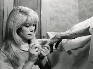 Csillámos, vibráló téli manikűrök