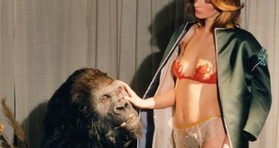 Gorillának vetkőző nő, kikötözés, óriás babák - ha horror a divat