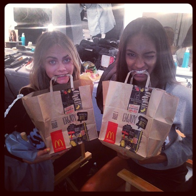 Cara és Jourdan Dunn csak nem McDonald`sos kaját esznek?