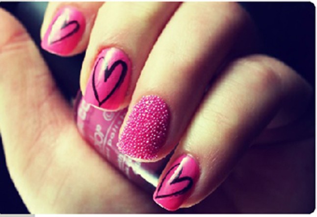 Itt is egy, ott is egy. Vannak úgynevezett díszítő filcek is, azokkal nagyon egyszerűen festhetőek ilyen hanyag szív alakzatok. Ha cifrázni szeretnéd, tehetsz még fel gyöngyöket és strasszokat is, de ne ess túlzásba! Az egyszerűség ugyanis gyönyörködtet!