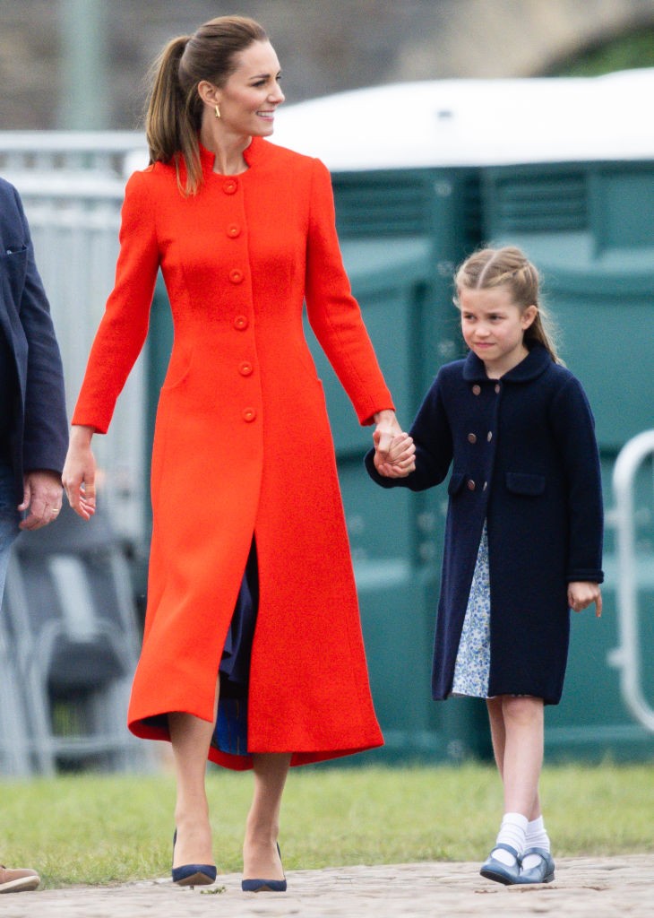 A királynő platinajubileumára nem is érkezhetett volna ennél erőteljesebb ruhában