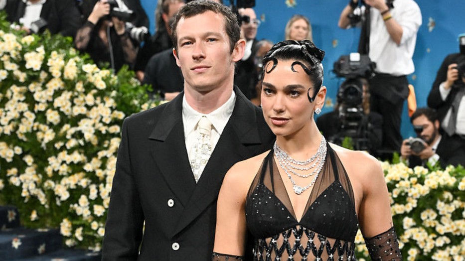 Dua Lipa hivatalosan is megerősítette, hogy Callum Turner megkérte a kezét