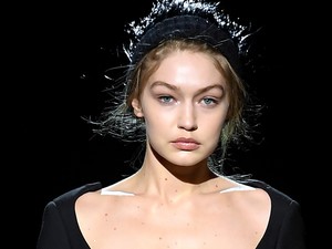 A hónap dekoltázsa: Gigi Hadid hatalmasat villantott a kifutón