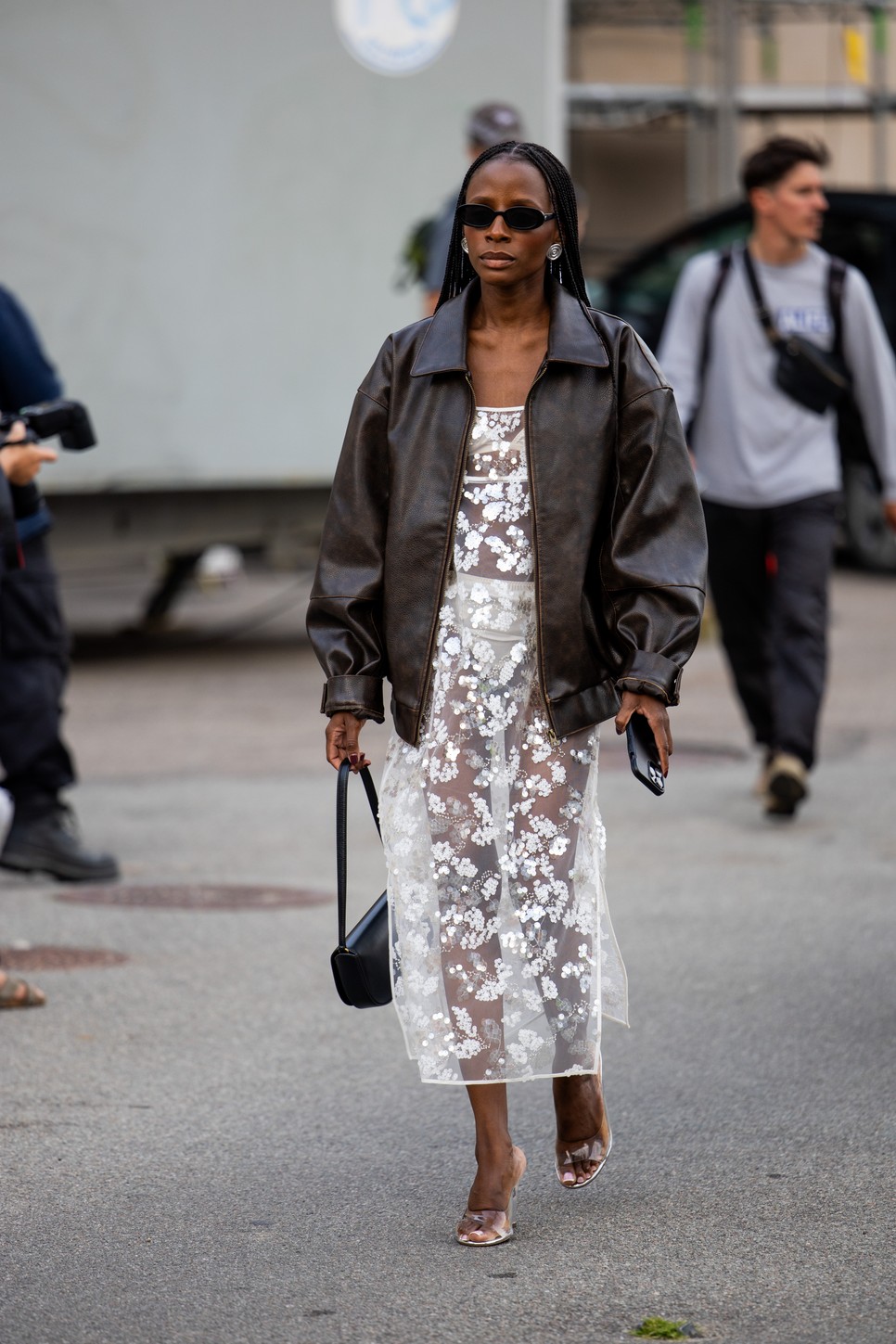 Ez a merészséget és a kifinomultságot ötvöző szerelés újradefiniálja a kortárs városi stílust