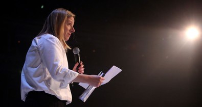 26 év után lemondott az Alexander McQueen kreatív igazgatója, Sarah Burton