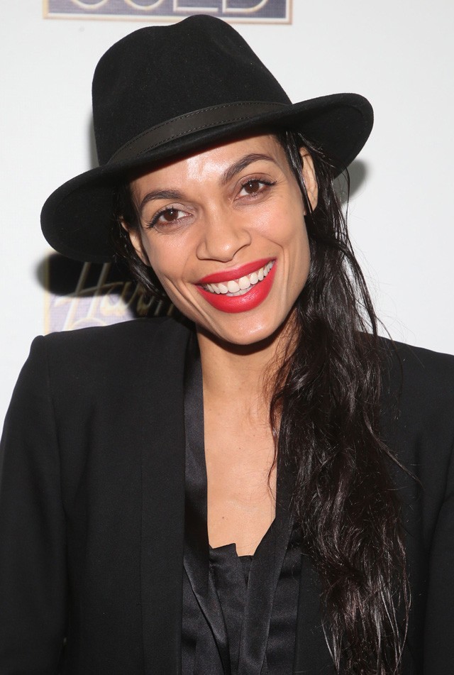 Rosario Dawson hobbija a Star Trek, igen mindent tud és gyűjt a sorozatról, sőt, és ez mutatja a leginkább a szenvedélyét, még klingonul is képes elcsevegni bárkivel