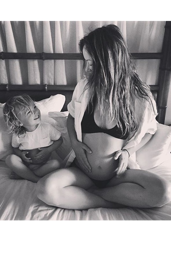 olivia wilde, terhes, várandós, gyerek, instagram, bakelit